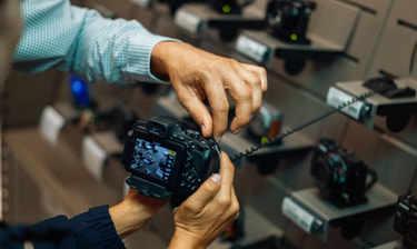 Une dame tient un appareil photo dans ses mains Une dame tient un appareil photo dans ses mains
